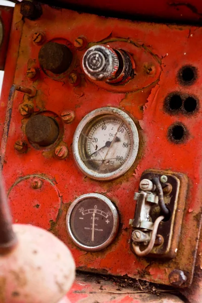 오래 된 빨간 패널에 오래 된 오일 미터 — 스톡 사진