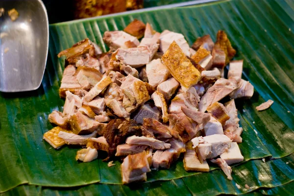 バナナの葉にシャキッとした揚げ豚肉 — ストック写真