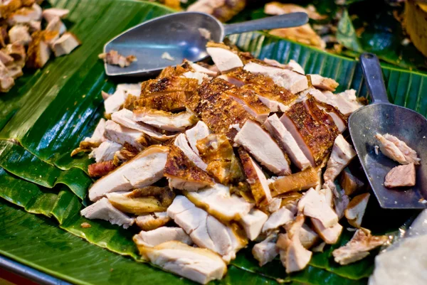 Krokant gebakken varkensvlees in bananenblad — Stockfoto