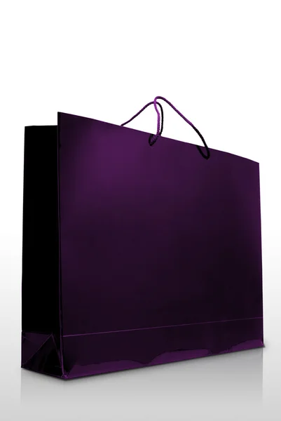 Saco de compras de papel de esmalte roxo, isolado — Fotografia de Stock