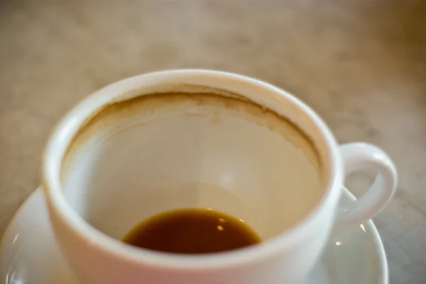 Kaffee in der unteren Tasse am Morgen — Stockfoto