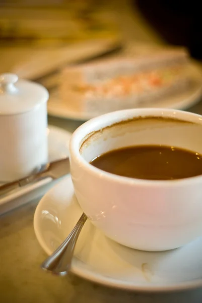 Tazza di caffè al mattino con sanwich — Foto Stock