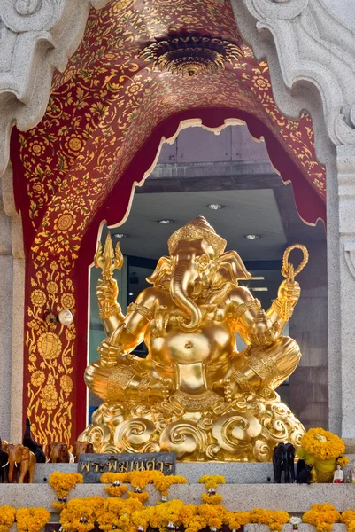 Ganesh, złoty posąg w pavilian — Zdjęcie stockowe