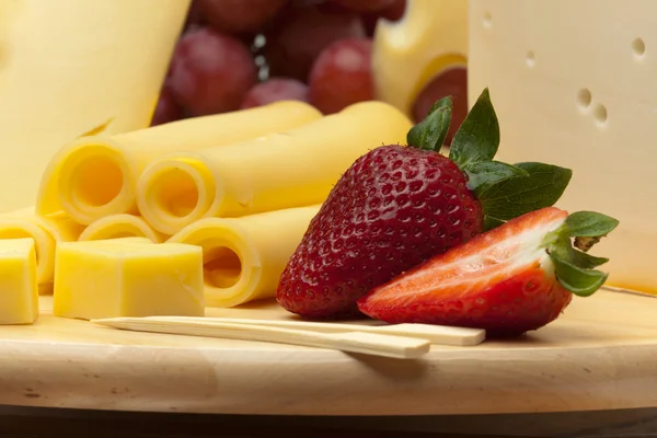 Ένα σύνολο τυρί σε έναν ξύλινο πίνακα — Φωτογραφία Αρχείου