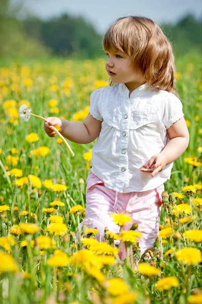 Petite fille dans une prairie — Photo