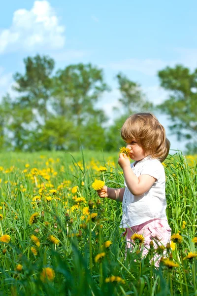在草地上的小女孩 — 图库照片