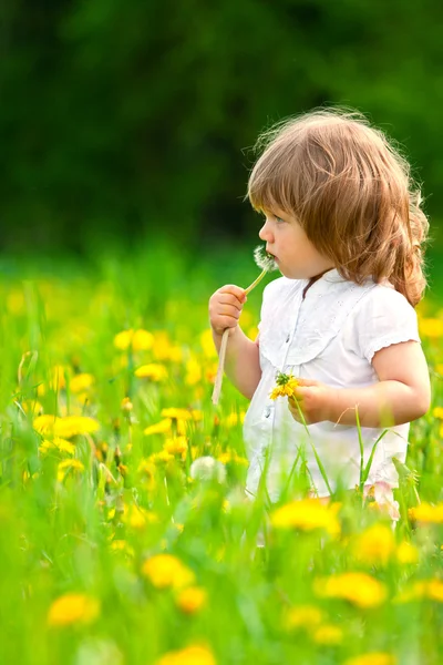 在草地上的小女孩 — 图库照片