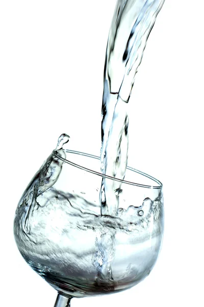 Vatten som hälls i glaset — Stockfoto