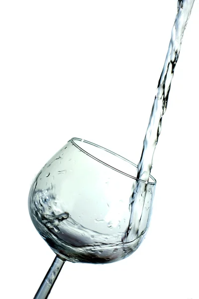 Свежая вода выливается в стекло — стоковое фото