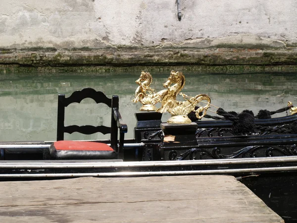 Parte de una góndola en Venecia, Italia — Foto de Stock