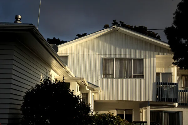 Witte houten huis — Stockfoto