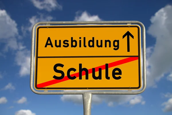 Německý silniční znamení škola a učení — Stock fotografie