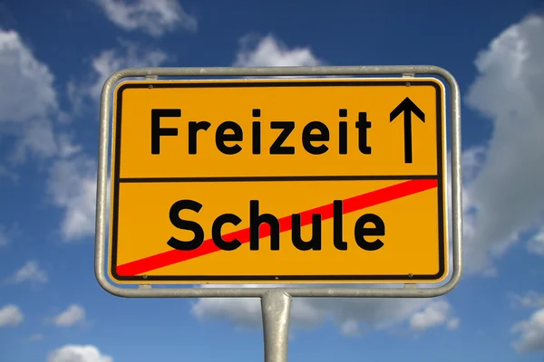Německý silniční znamení škola a volný čas — Stock fotografie