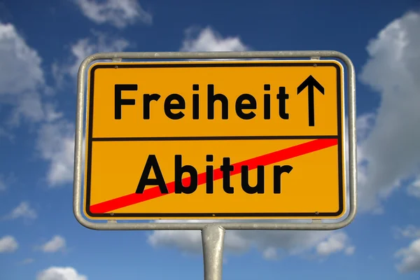 ドイツ語の道路標識卒業と自由 — ストック写真