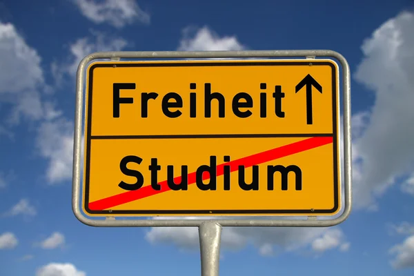 ドイツ語の道路標識研究と自由 — ストック写真