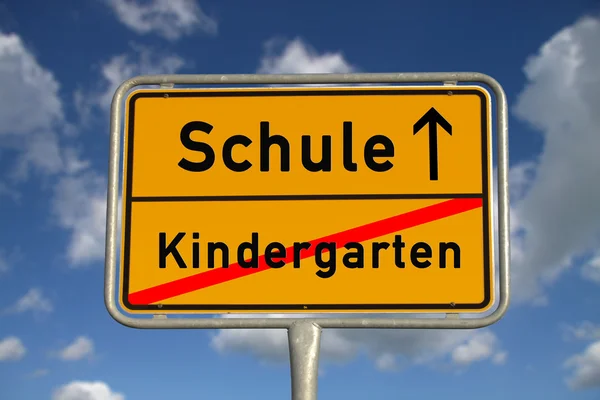Alemán señal de tráfico jardín de infantes y la escuela —  Fotos de Stock