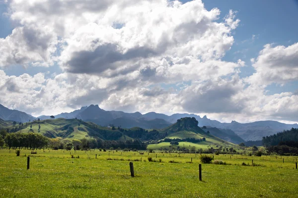 Groen landschap en bergketen — Stockfoto