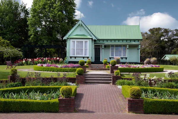 Маленький зеленый дом — стоковое фото