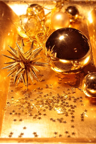 Altın christmas dekorasyon ile kase — Stok fotoğraf