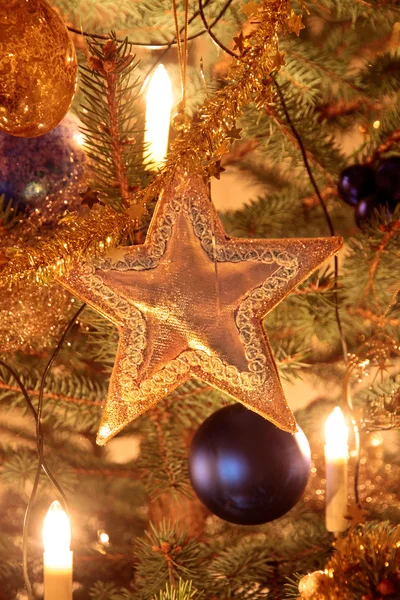 Decoração na árvore de Natal — Fotografia de Stock