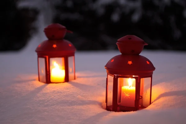 Twee brandende lantaarns in de sneeuw — Stockfoto