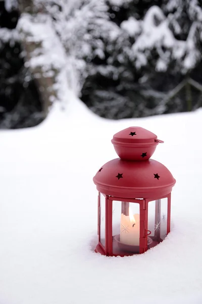 Lanterne allumée dans la neige — Photo