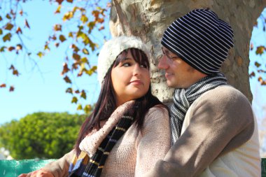 parkta bankta genç Çift