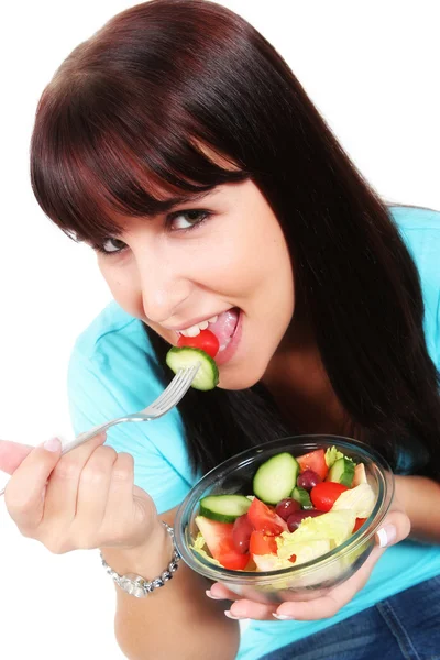 Jovem mulher comendo uma salada saudável — Fotografia de Stock