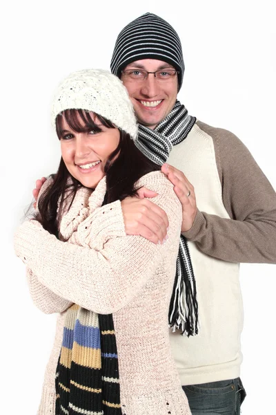 Молодая пара в зимней одежде — стоковое фото