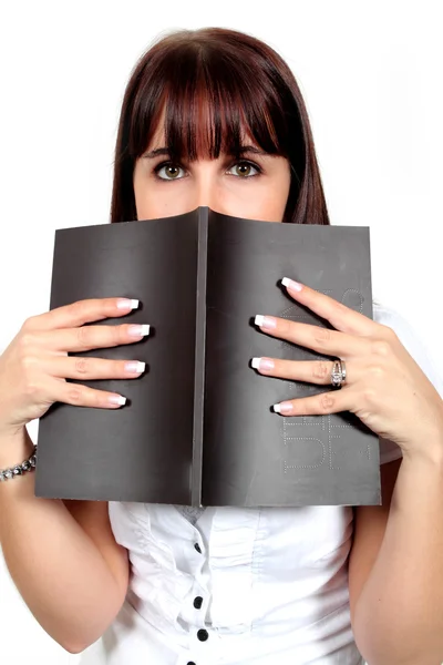 Junge Frau hält ein Buch — Stockfoto
