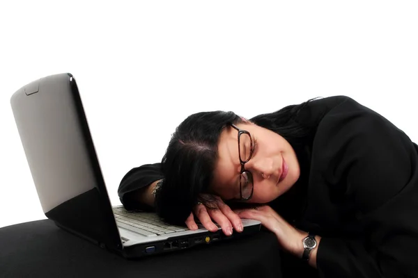 Женщина спит на клавиатуре — стоковое фото