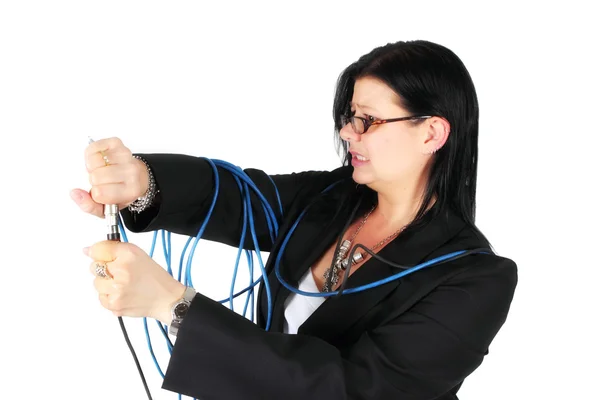 Frau steckt Kabel ein — Stockfoto