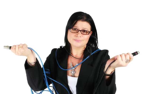 Mujer confundida con cables — Foto de Stock