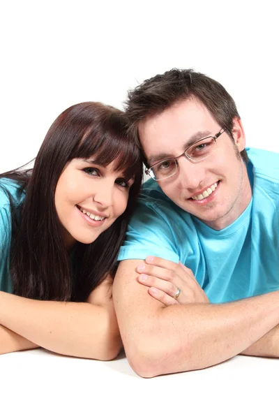 Giovane coppia sorridente su sfondo bianco — Foto Stock