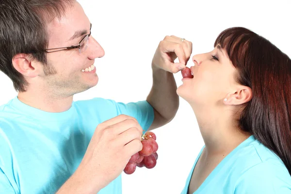 Mann füttert Frau mit Trauben — Stockfoto