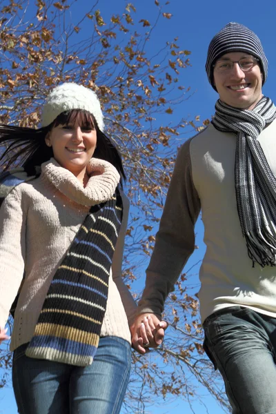 Junges Paar läuft in Winterkleidung — Stockfoto