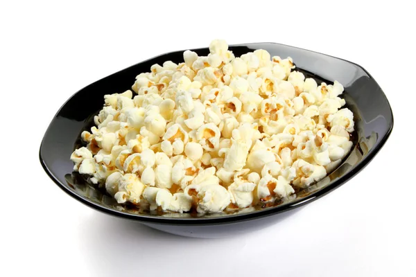 Popcorn v černé mísa — Stock fotografie