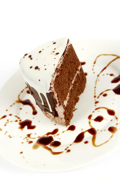Pastel de chocolate en un plato blanco — Foto de Stock