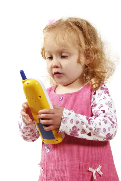 Маленька дівчинка грає з телефоном — стокове фото