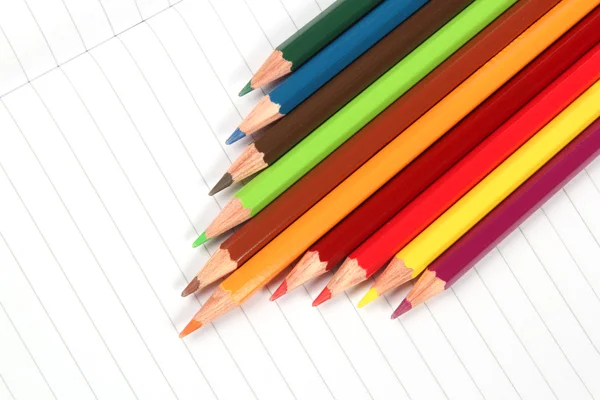 Bleistifte auf weißem Schreibpapier — Stockfoto