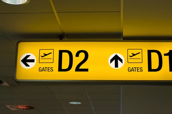 Vertrek gate teken in de luchthaven — Stockfoto