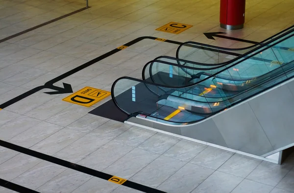 自动扶梯和标志到机场登机 — 图库照片