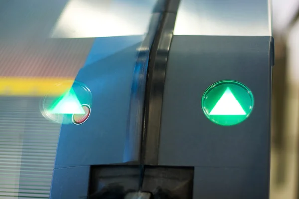 Green arrow sign on escalator — Stockfoto