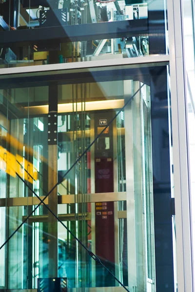 电梯、 抽象玻璃和钢背景 — 图库照片
