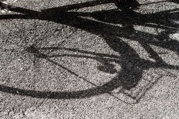 Silhueta de bicicleta no asfalto de rua — Fotografia de Stock