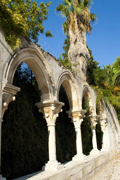 Kolumner och arch med palmer — Stockfoto