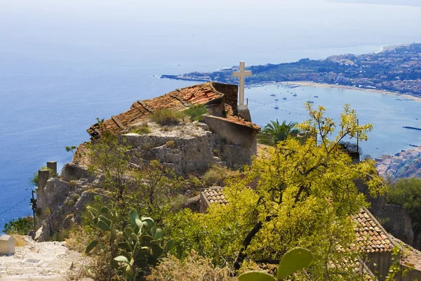 Città di Taormina, chiesa e baia di mare — Foto Stock