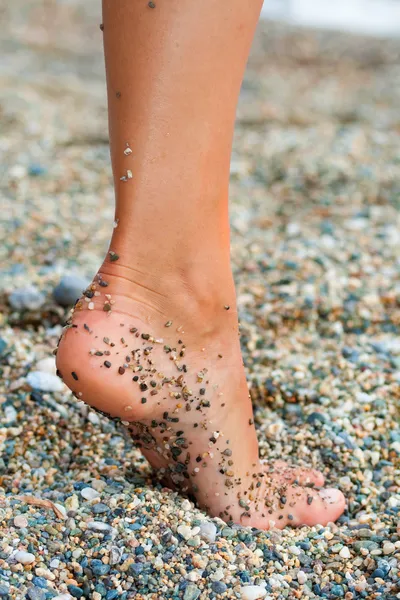 Нога женщины на пляже — стоковое фото