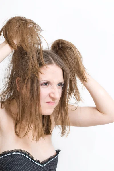 Mulher insatisfeita com o cabelo — Fotografia de Stock