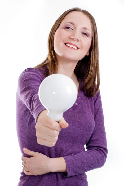 Жінка пропонує велику лампочку — стокове фото
